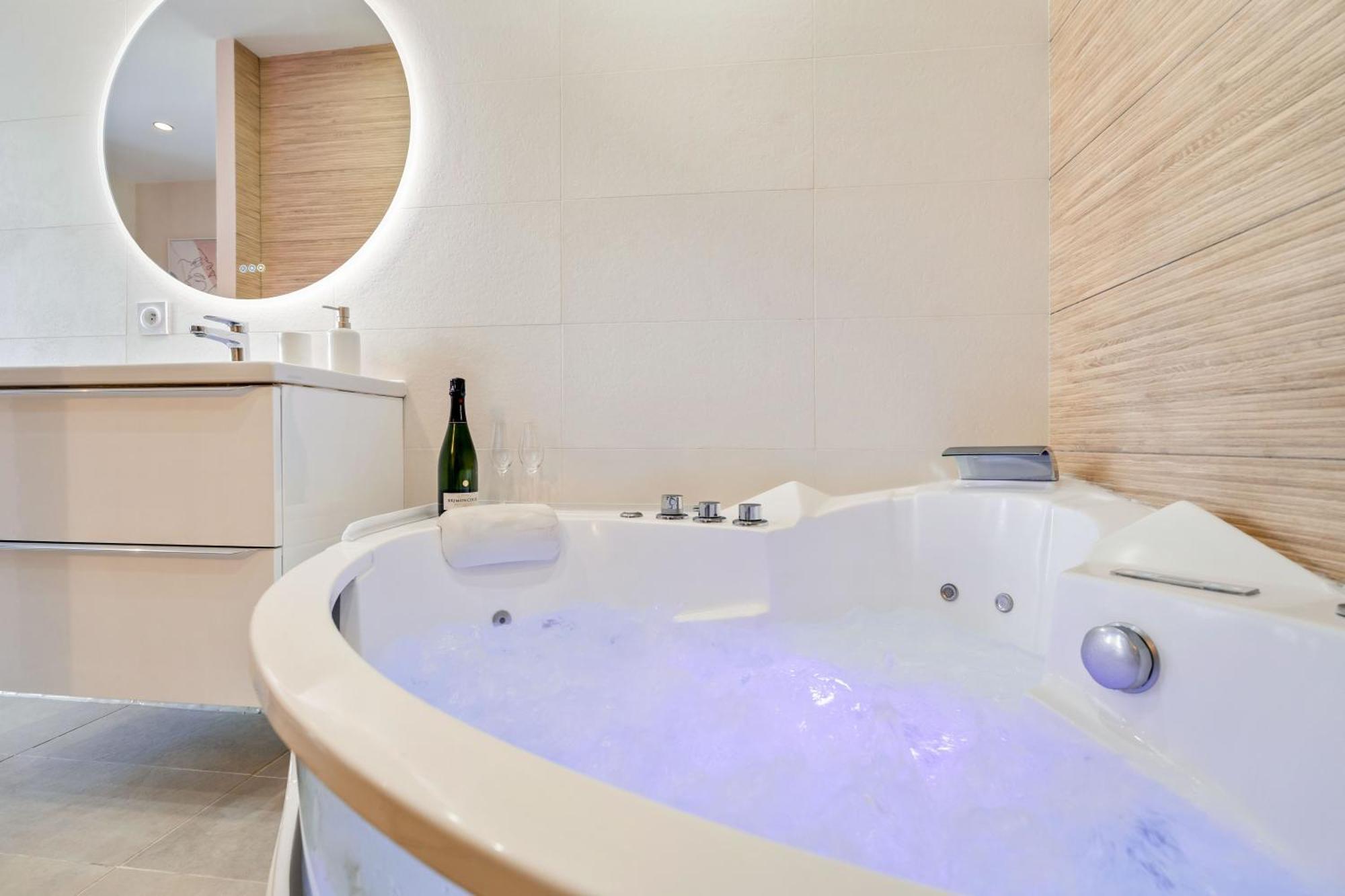 Nice Renting - Love Room Massena - Luxe Room - Jacuzzi - Terrace - King Bed - Ac Εξωτερικό φωτογραφία